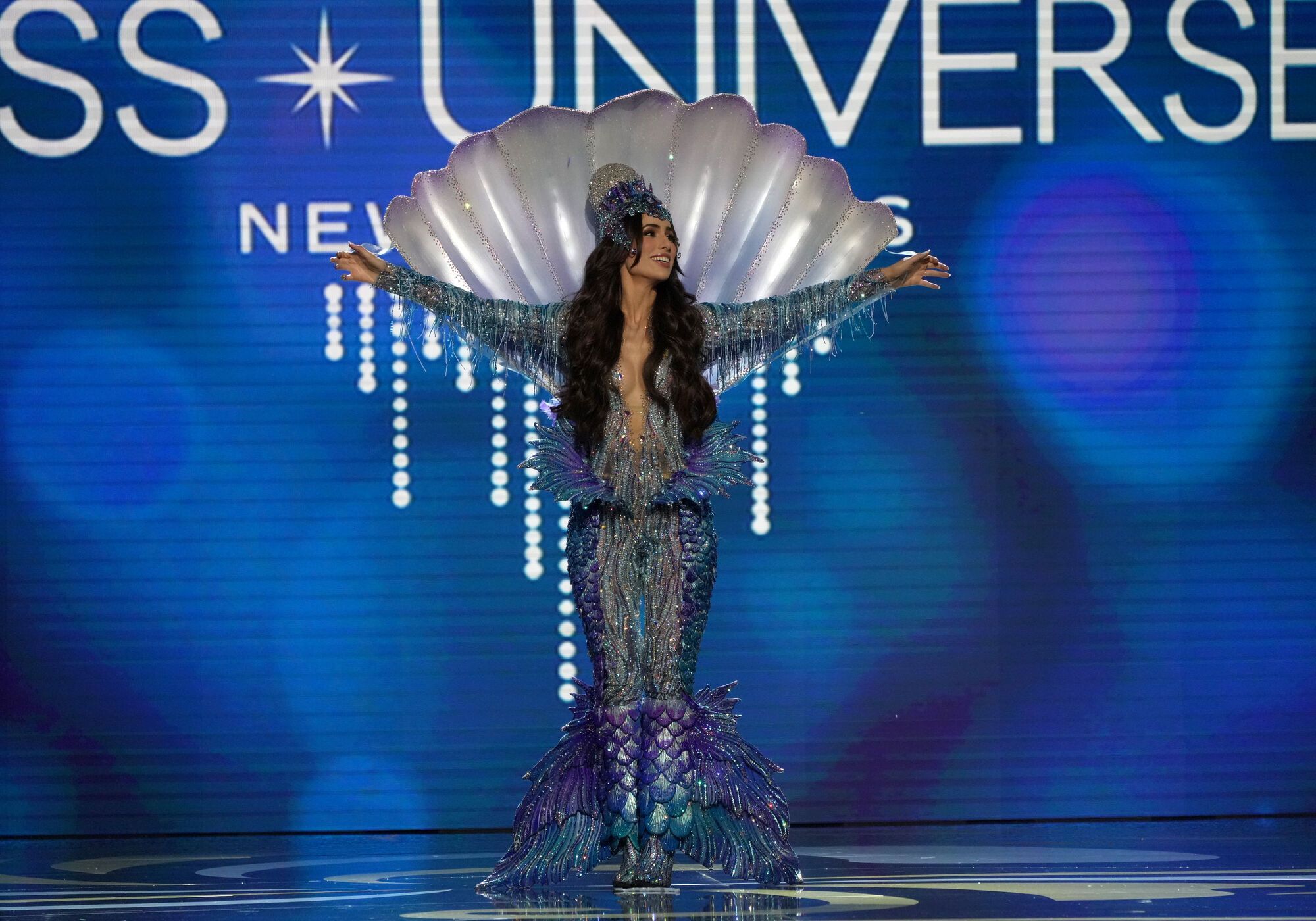 Трехметровое платье и чучела животных: подборка самых смешных национальных образов на "Мисс Вселенная"