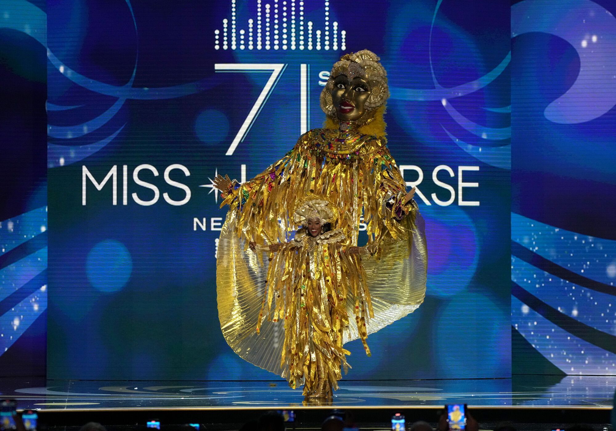 Трехметровое платье и чучела животных: подборка самых смешных национальных образов на "Мисс Вселенная"