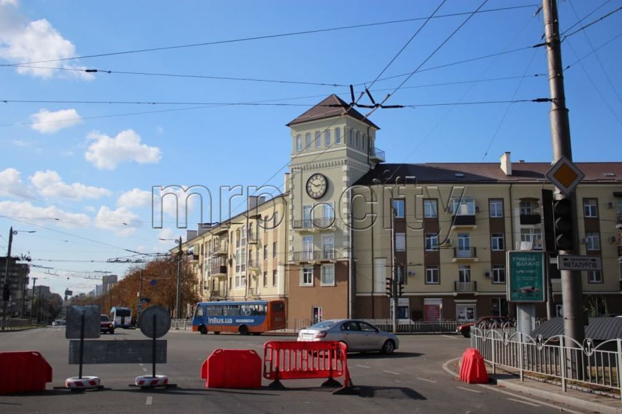 Нищать все: окупанти в Маріуполі знесли Будинок з годинником, який був історичною пам’яткою. Фото