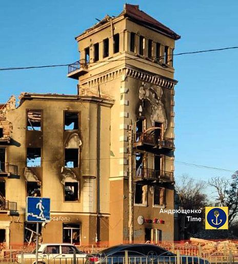 Уничтожают все: оккупанты в Мариуполе снесли Дом с часами, которые были историческим памятником. Фото