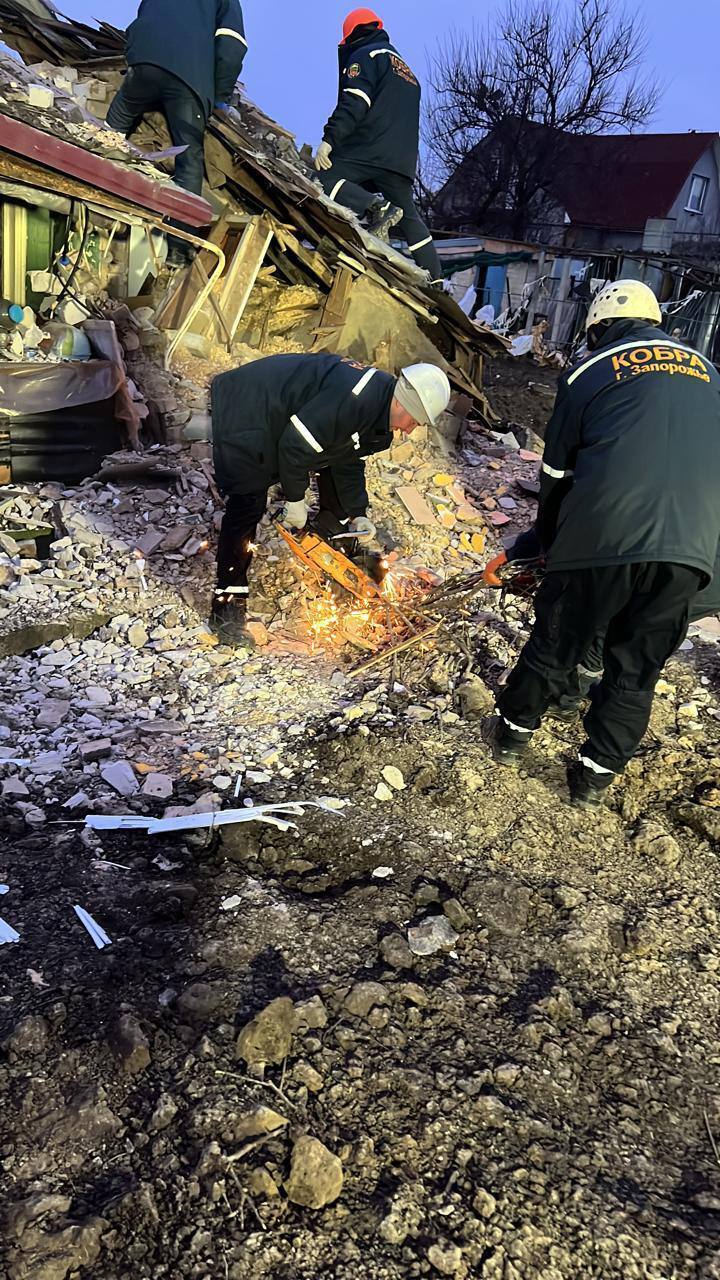 Оккупанты ночью ударили по Запорожью: повреждены объекты инфраструктуры и жилые дома. Фото 