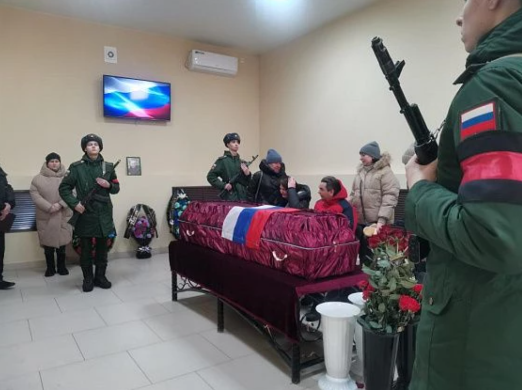 В России "вагнеровца", воевавшего в Украине, назвали "героем" и похоронили с почестями: он забил до смерти собственную мать. Фото