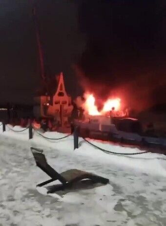 Пожежа спалахнула вранці: у Москві в порту згорів буксир "Адлер". Фото й відео 
