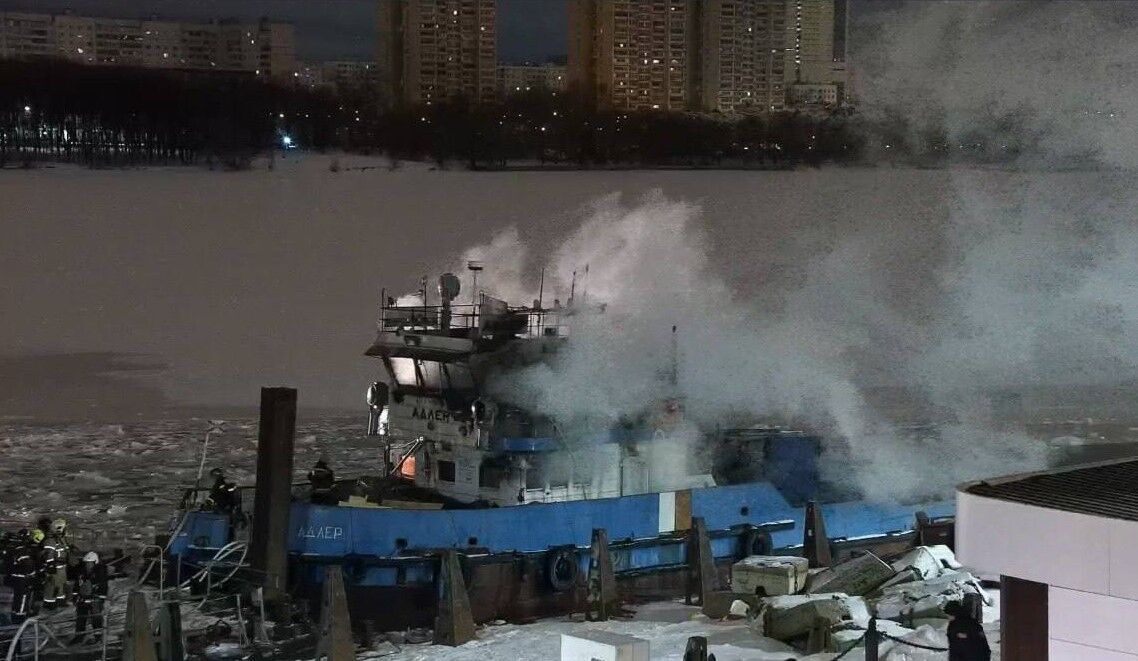 Пожар вспыхнул утром: в Москве в порту сгорел буксир "Адлер". Фото и видео