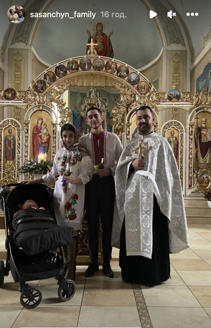 20-летний победитель "Голоса страны" Роман Сасанчин обвенчался с женой: она объяснила, почему влюбленные дольше года решались