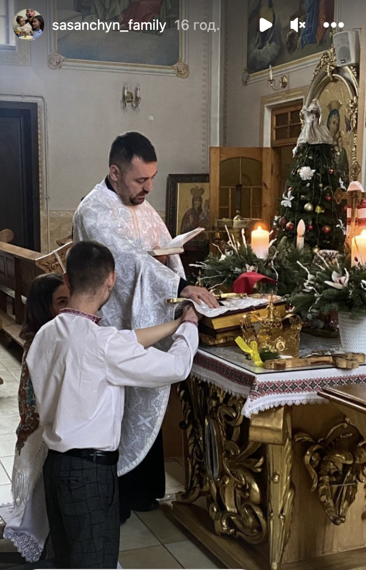 20-летний победитель "Голоса страны" Роман Сасанчин обвенчался с женой: она объяснила, почему влюбленные дольше года решались