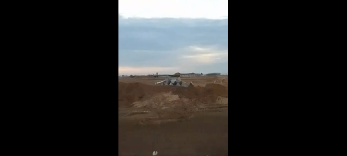 У аэродрома Бельбек в Крыму оккупанты начали рыть окопы и устанавливать "зубы дракона". Видео