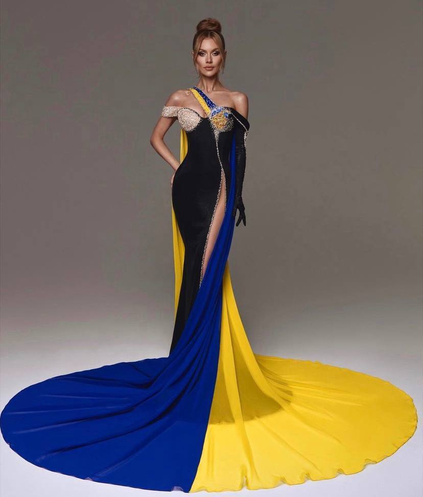 Вікторія Апанасенко на "Міс Всесвіт" вразила сукнею з вишитим серцем та шлейфом-прапором. Фото