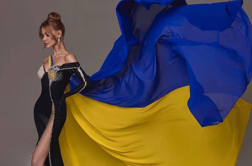 Вікторія Апанасенко на ''Міс Всесвіт'' вразила сукнею з вишитим серцем та шлейфом-прапором. Фото