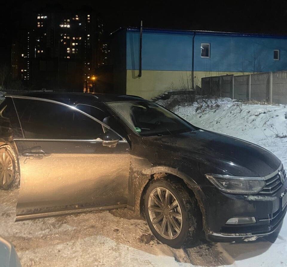 В Киеве пьяный мужчина обокрал таксиста и пытался скрыться на его авто. Фото