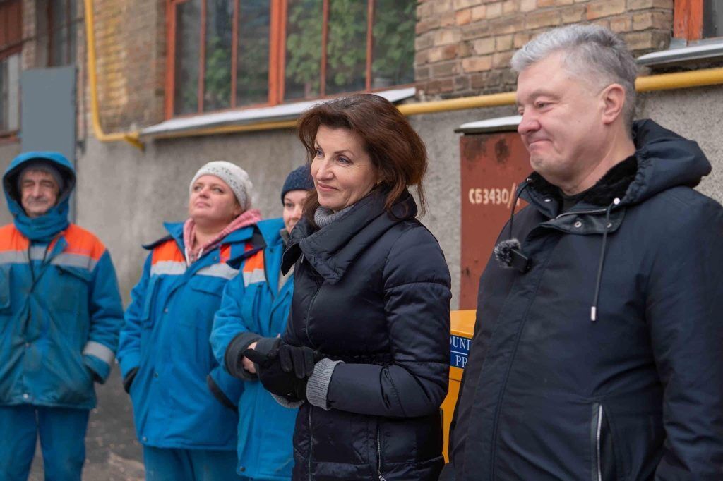 Чтобы люди встретили Щедрый вечер в комфорте и уюте: Порошенко передали еще один мощный генератор коммунальщикам Киева