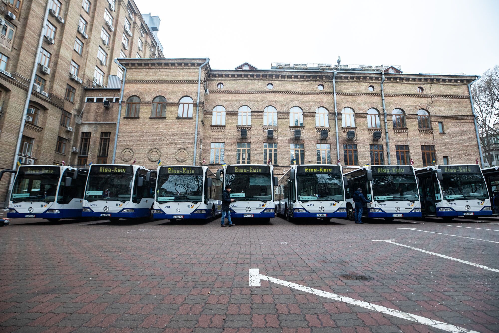 Рига передала Києву ще 10 сучасних міських автобусів, – Кличко