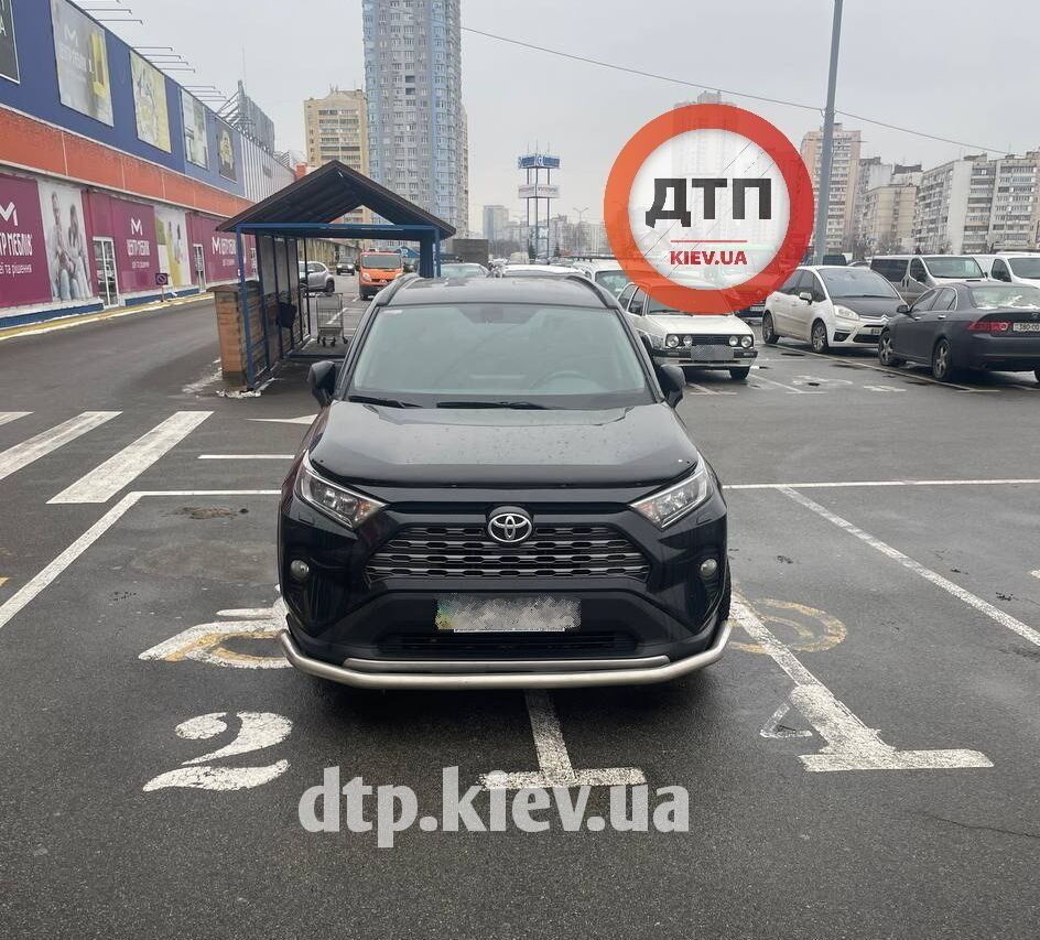 У Києві "герой паркування" залишив авто одразу на двох місцях для людей з інвалідністю. Фото
