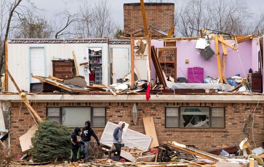 В США пронесся мощный торнадо, есть разрушения: девять человек погибли. Фото и видео