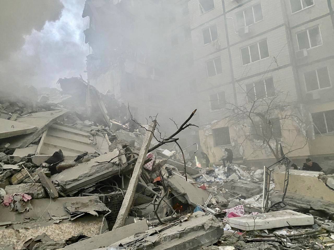 Росія вдарила по 9-поверхівці в Дніпрі: 23 людини загинули, 72 поранено. Фото і відео