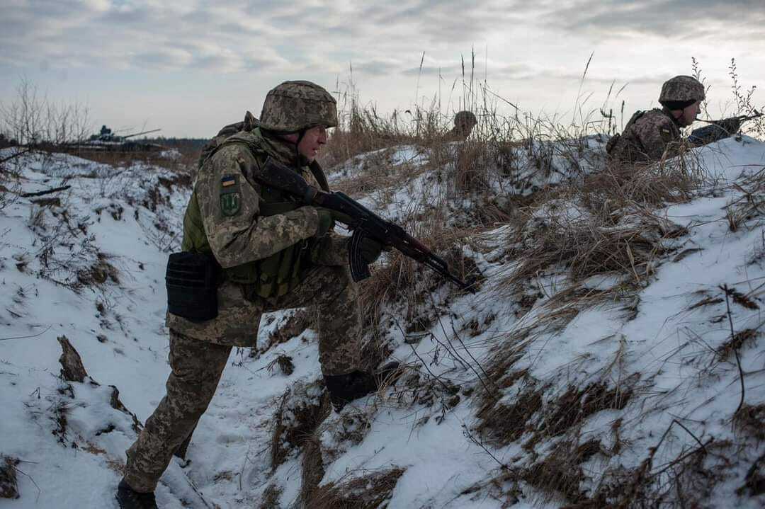 Війська РФ ведуть наступ на Бахмутському та Авдіївському напрямках, ЗСУ влаштували загарбникам "бавовну" – Генштаб