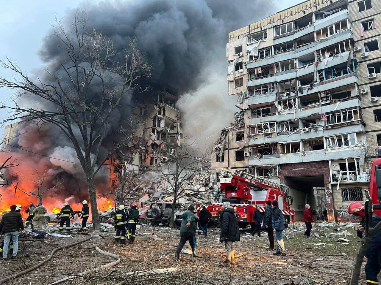 Росія вдарила по 9-поверхівці в Дніпрі: 23 людини загинули, 72 поранено. Фото і відео