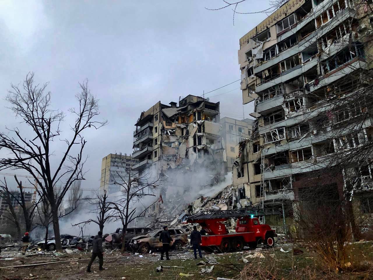 Россия ударила по 9-этажке в Днепре: 23 человека погибли, 72 ранены. Фото и видео