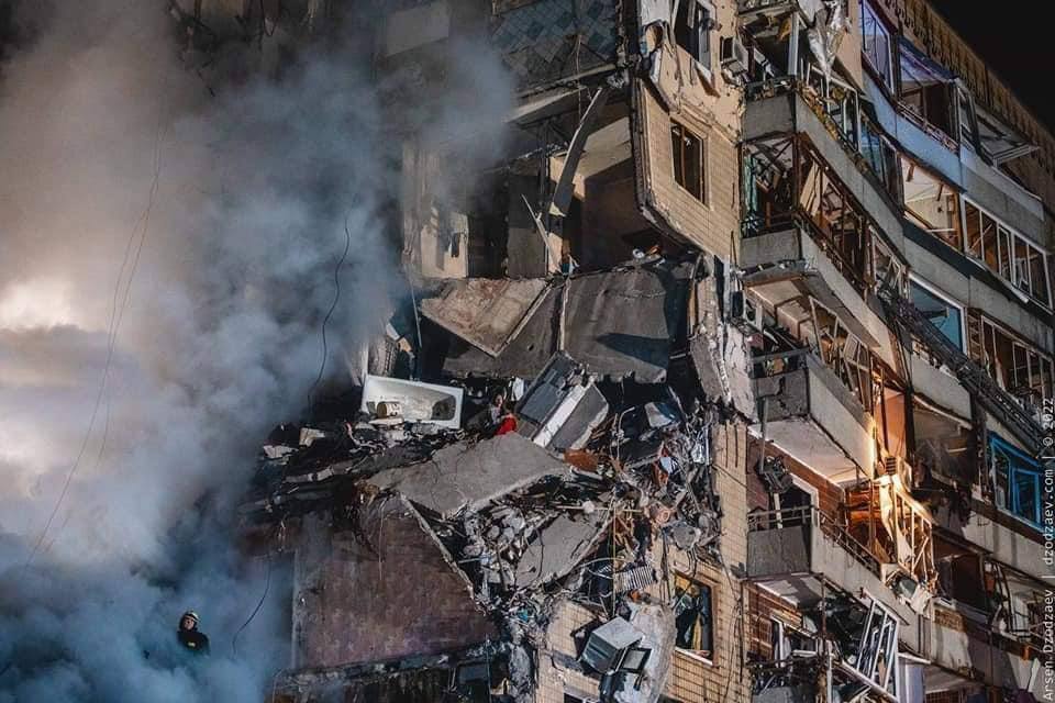 Россия ударила по 9-этажке в Днепре: 23 человека погибли, 72 ранены. Фото и видео