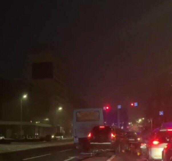 У Києві легковик на швидкості протаранив маршрутку. Відео