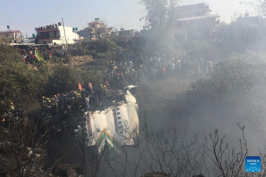 В Непале разбился пассажирский самолет: погибли почти 70 человек. Фото и видео