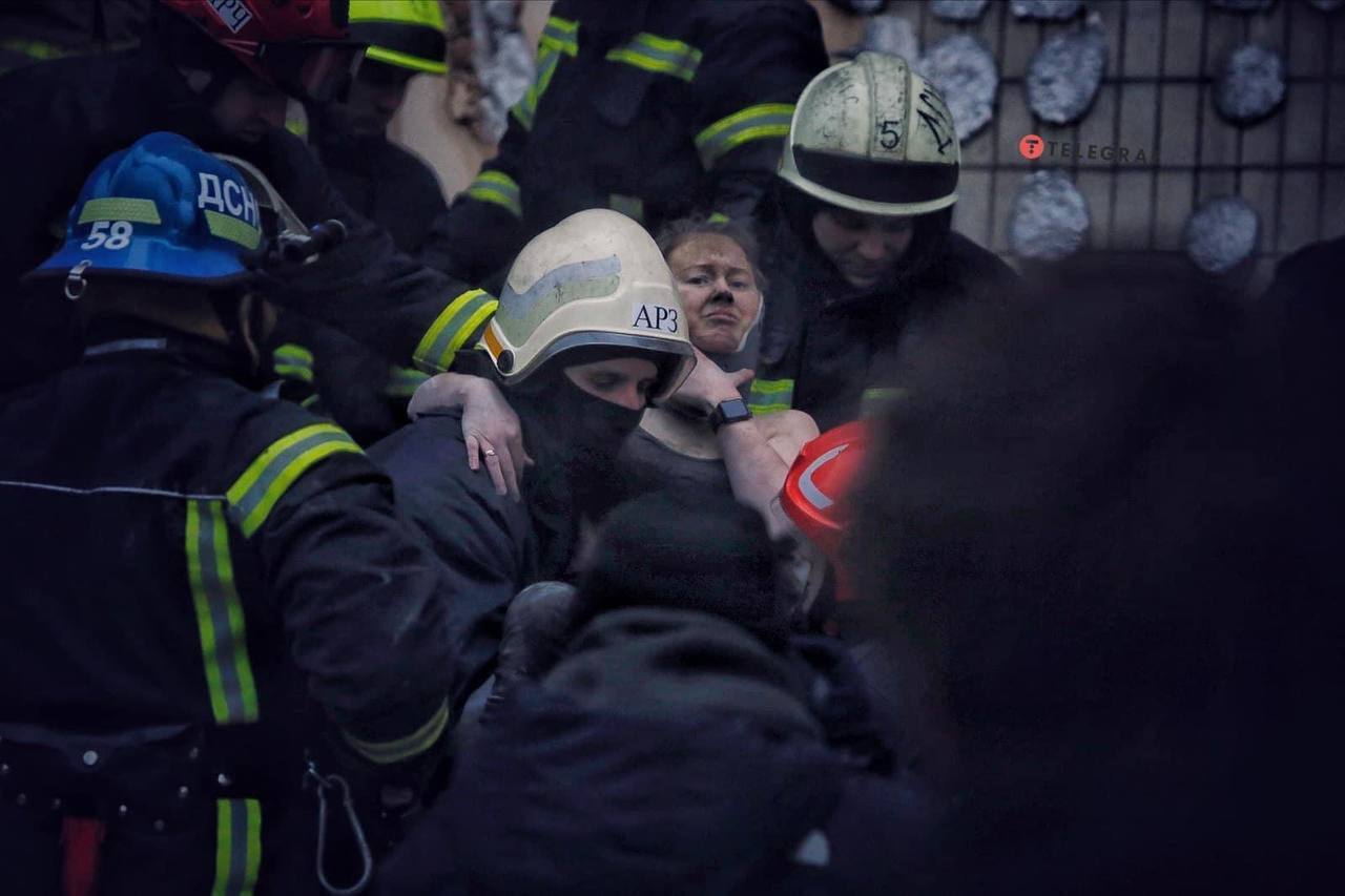 Из-под завалов дома в Днепре спасли кричащую о помощи женщину. Фото и видео