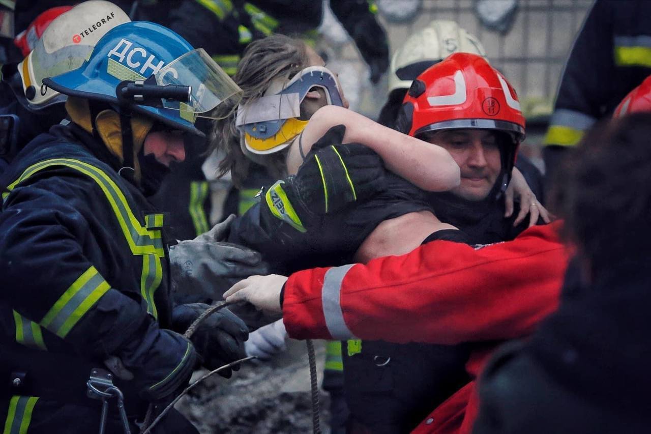 Із-під завалів будинку у Дніпрі врятували жінку, яка кричала про допомогу. Фото і відео