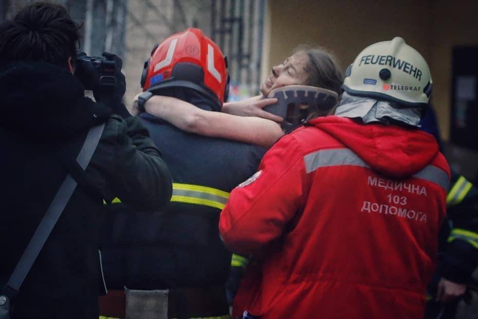 Из-под завалов дома в Днепре спасли кричащую о помощи женщину. Фото и видео