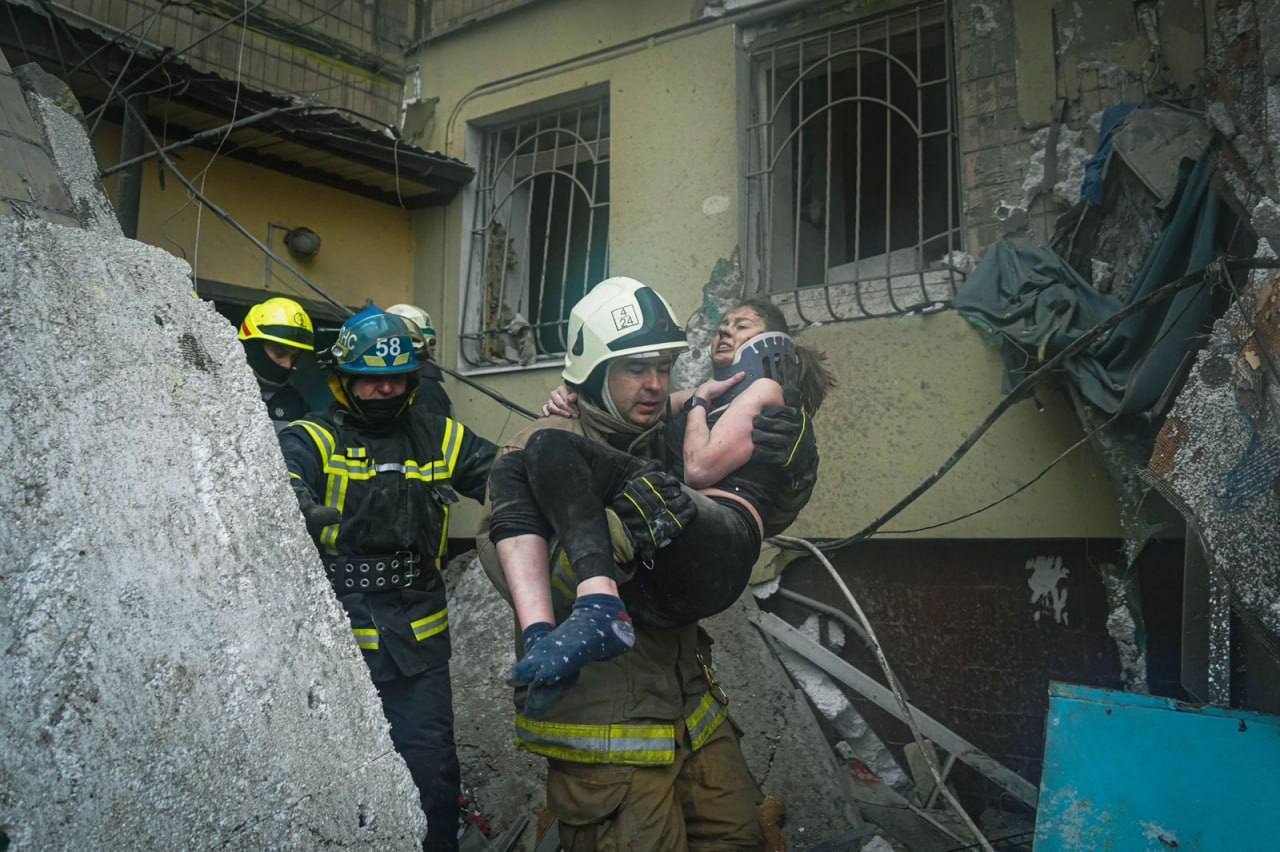 Із-під завалів будинку у Дніпрі врятували жінку, яка кричала про допомогу. Фото і відео