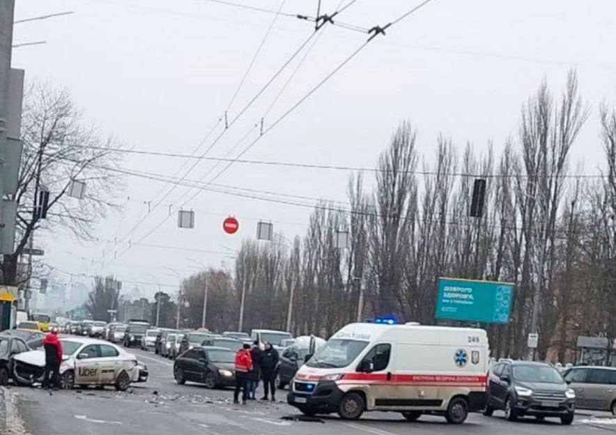 У Києві сталась потрійна ДТП за участю таксі. Фото та відео
