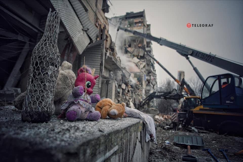 У Дніпрі до зруйнованого будинку приносять речі та пропонують прихисток людям, які втратили домівку. Фото