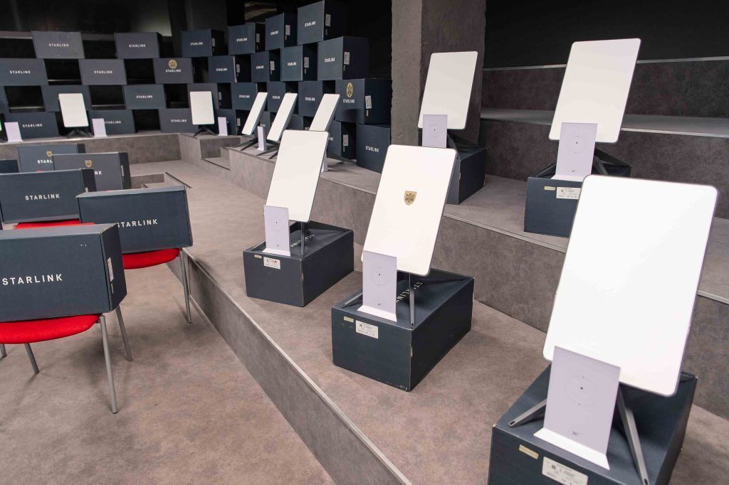 "Щоб нищити окупантів у промислових масштабах": Порошенко передав нову партію "Старлінків" для ЗСУ