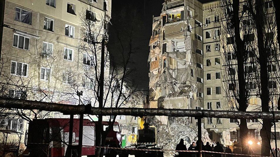 У Дніпрі досі не ідентифікували тіла 15 загиблих під час російського удару по житловому будинку — Нацполіція   