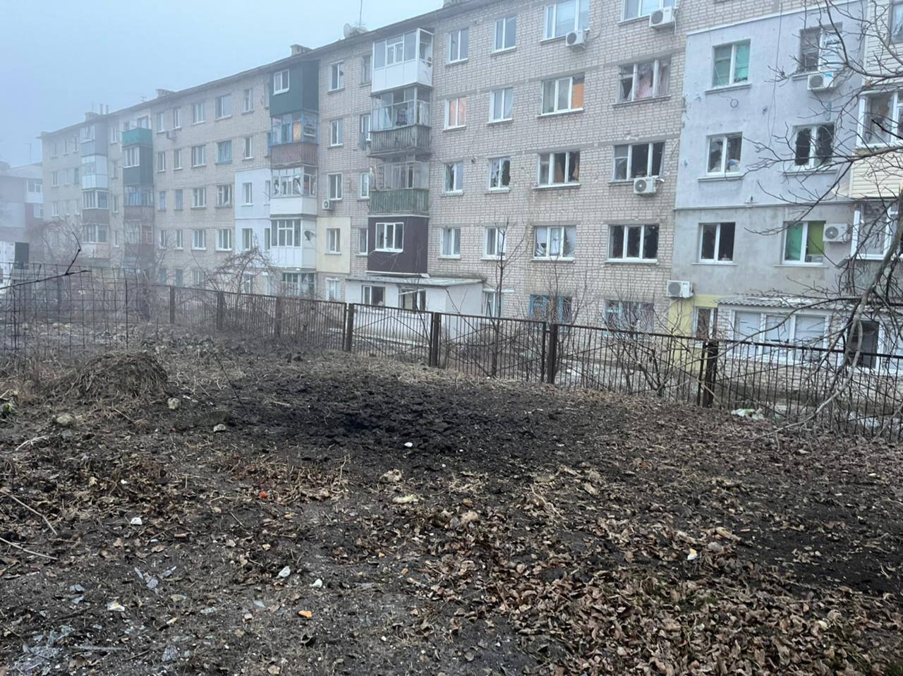 Оккупанты утром обстреляли Купянск, повреждена многоэтажка: есть раненые. Фото