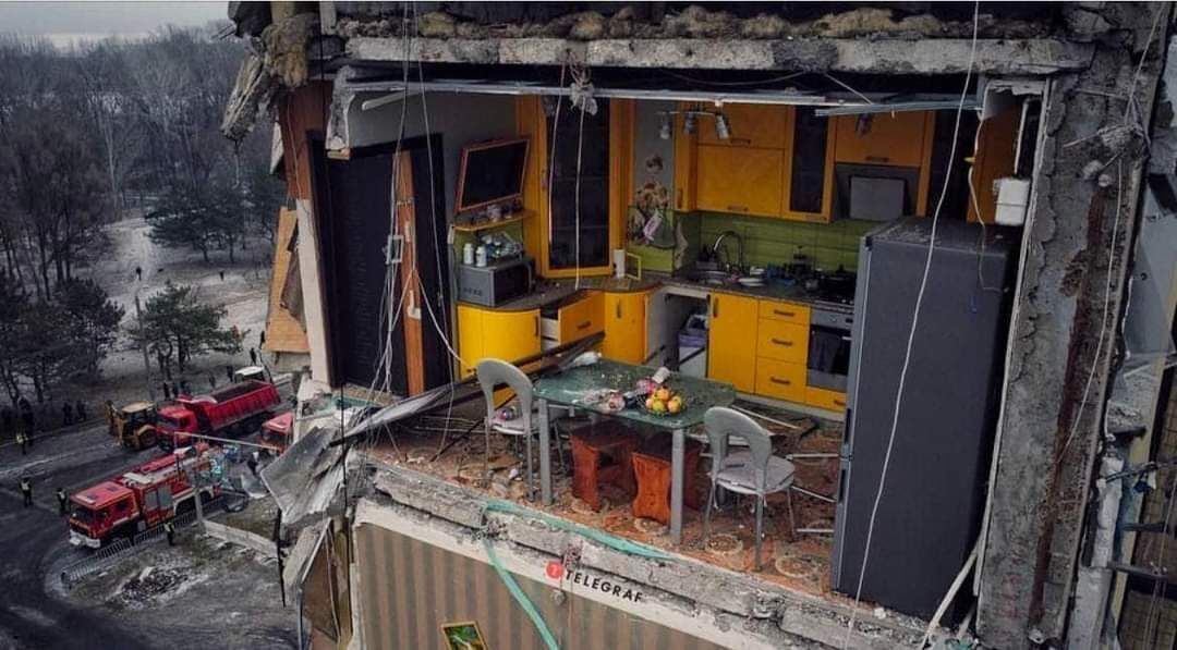 В сети показали квартиру погибшего в Днепре тренера до и после прилета ракеты: осталась только кухня с яблоками