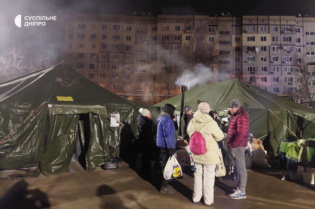В Днепре продолжаются поиски людей под завалами разрушенного армией России дома: свежие фото с места событий