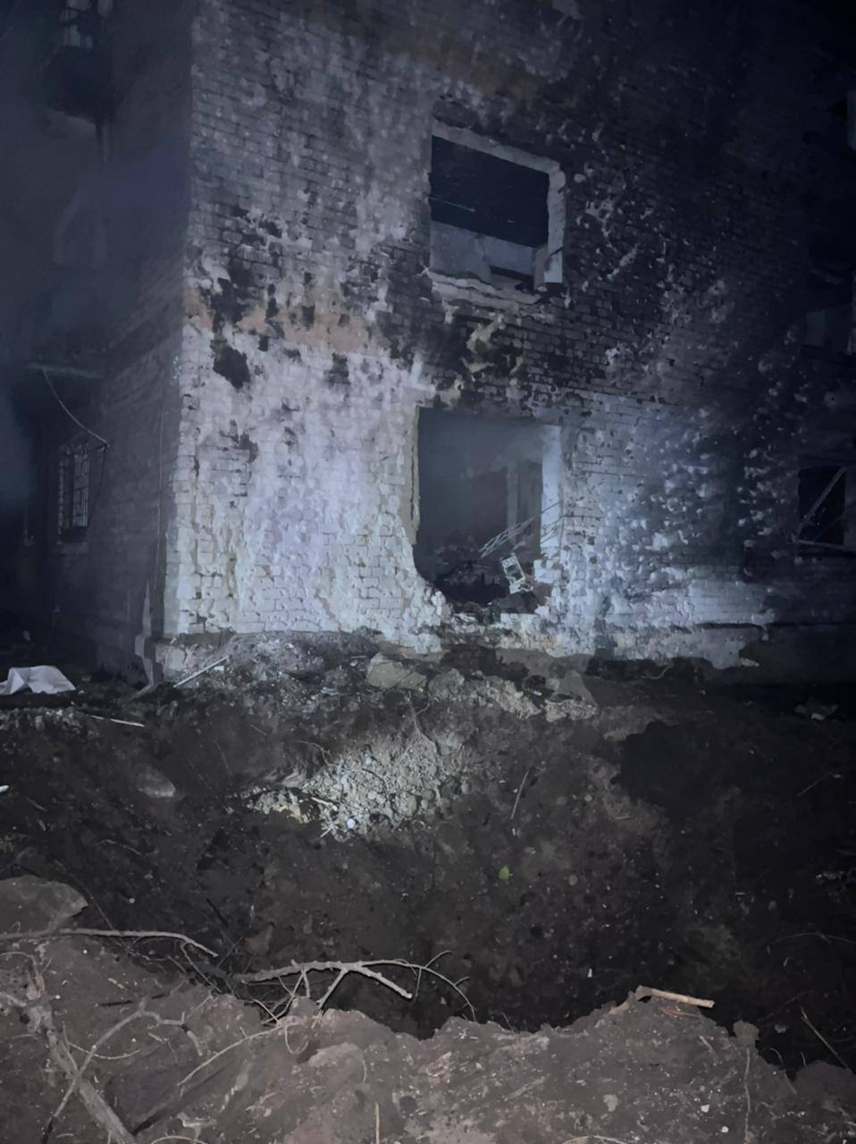 Війська Росії вдарили по Запоріжжю: є поранені та руйнування об'єктів інфраструктури. Фото