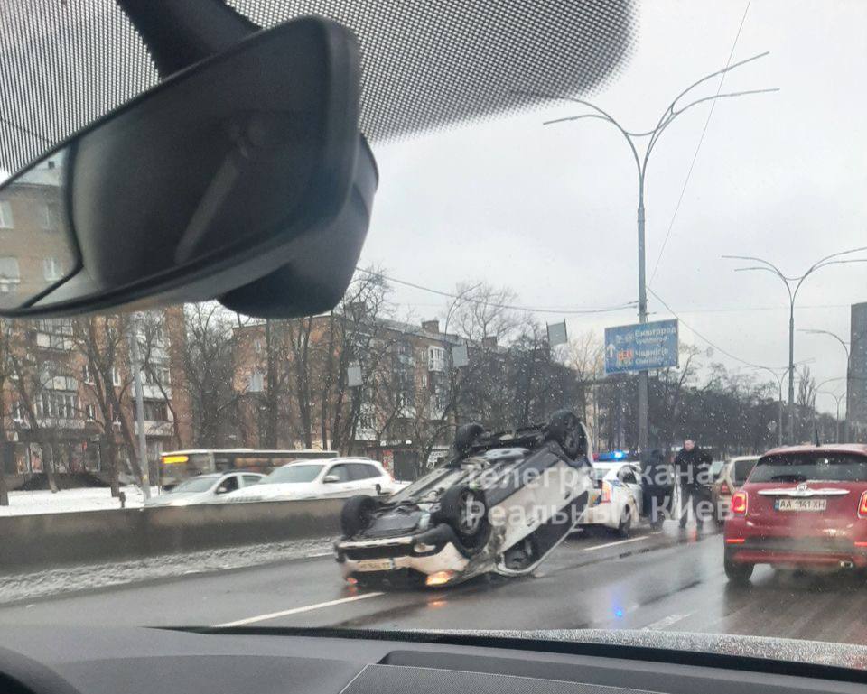 У Києві на Дорогожичах внаслідок ДТП перекинувся легковик. Фото