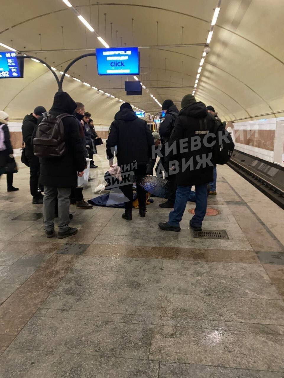 У Києві на пероні станції метро чоловік втратив свідомість: пасажира намагались реанімувати, але він помер