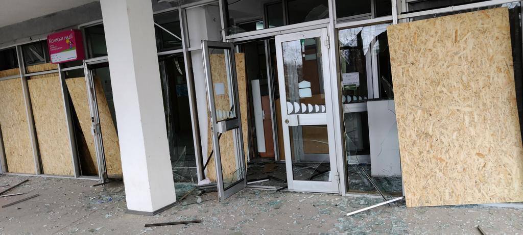 Окупанти обстріляли дитячу лікарню в Херсоні: вибуховою хвилею винесло вікна. Фото