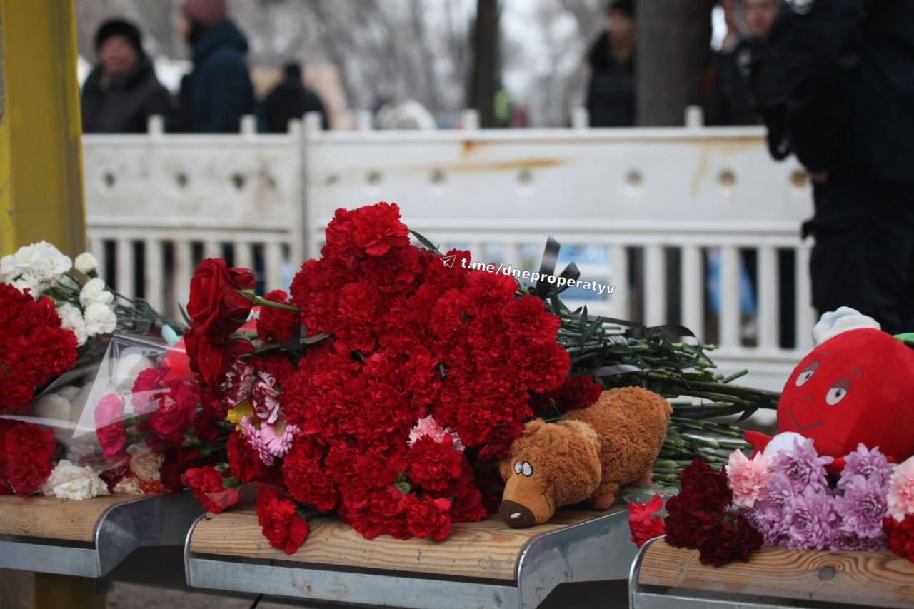 К месту гибели людей принесли цветы