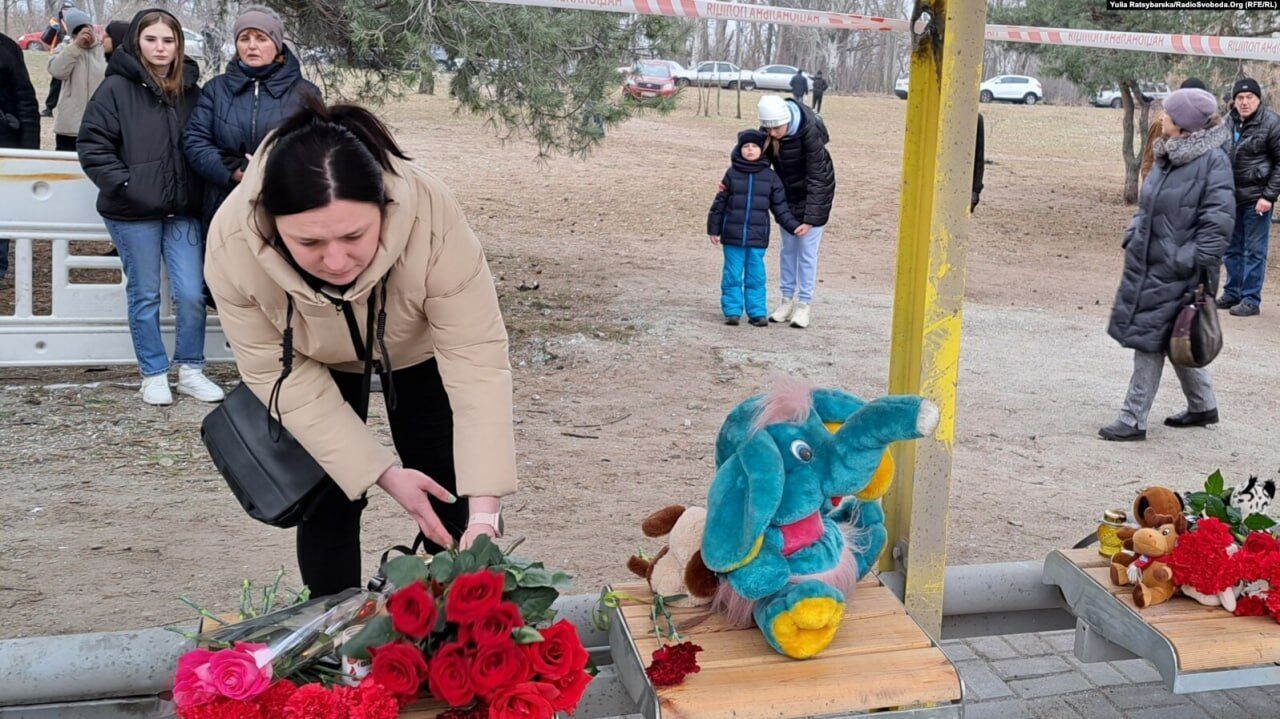 Местные жители продолжают приносить цветы и игрушки