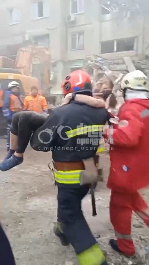 Россия покалечила человеческие тела и судьбы: в сеть попало видео спасения женщины из-под завалов дома в Днепре
