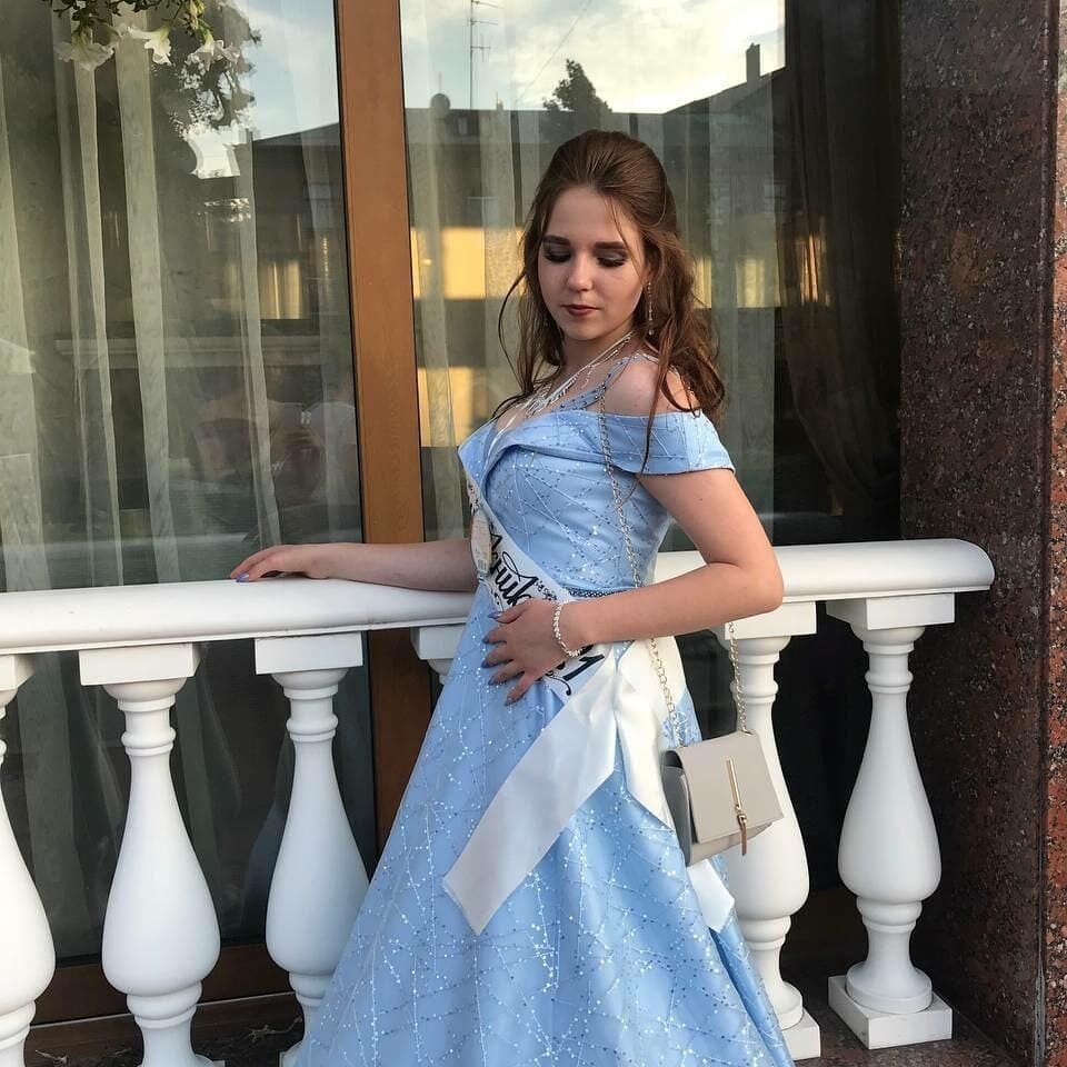 Анна Котова на школьном выпускном