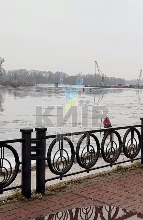 У Києві на Дніпрі помітили рибалок, які вийшли на лід у "плюсову" погоду. Фото та відео