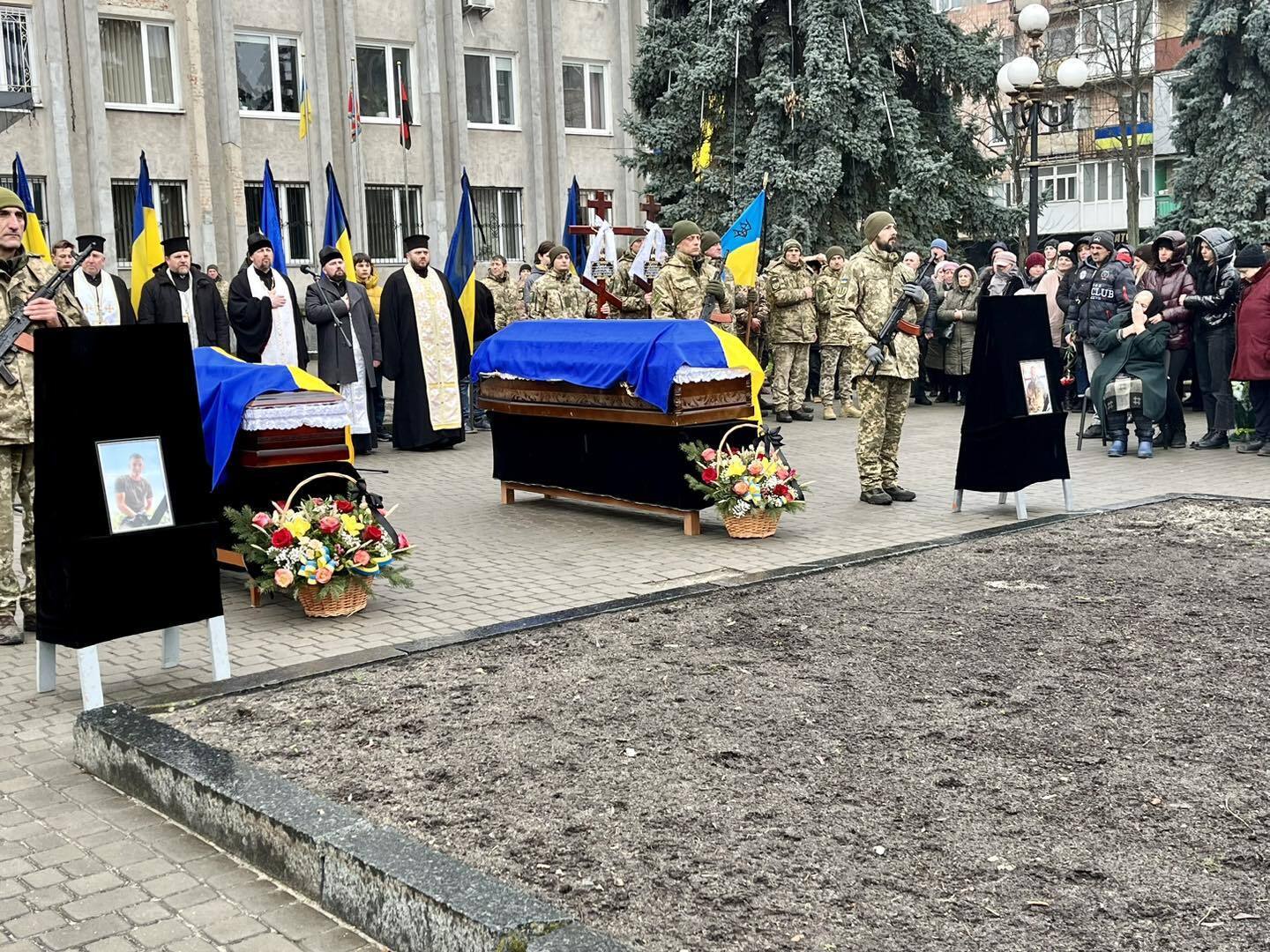 На Волыни простились с отцом и сыном, погибшими в один день в боях за Украину. Фото