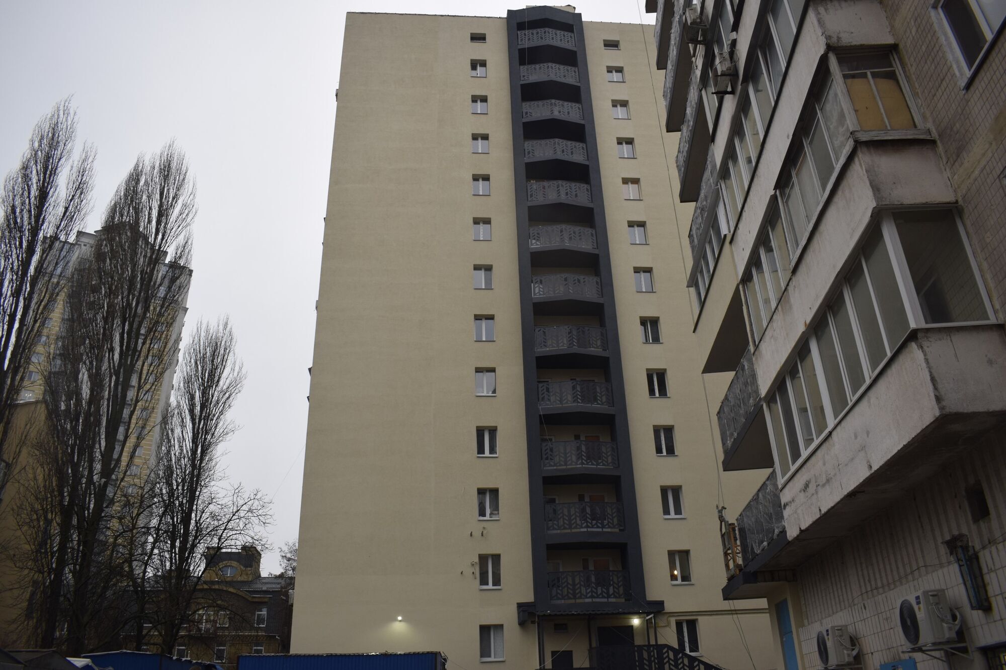 В Киеве закончили ремонтные работы еще в двух поврежденных российскими обстрелами многоэтажках. Фото