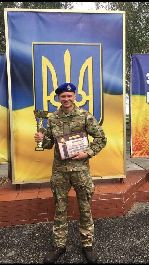 Шептались, что пули его не берут: с легендарным защитником Мариуполя и чемпионом мира простились через 9 месяцев после смерти