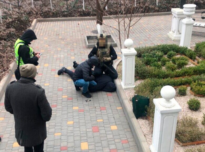 Киевские полицейские задержали одессита, который за 69 тыс. грн обещал мужчине "документы моряка" без экзаменов. Фото