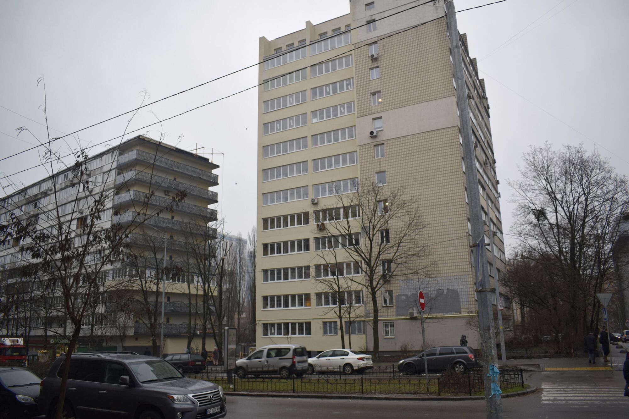 В Киеве закончили ремонтные работы еще в двух поврежденных российскими обстрелами многоэтажках. Фото